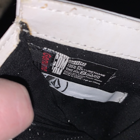 Vintage Volcom wallet.Rare find,Pre-loved, excellent condition,but some chafing - Picture 7 of 10